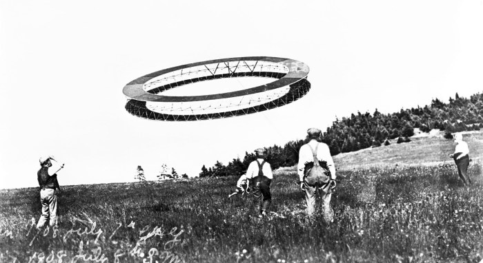 Workers with a circular kite